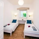 Дом отдыха Beachfront Yellow House Upper Kaminaki