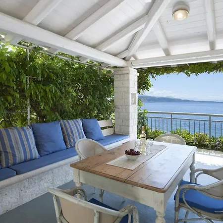 Beachfront Yellow House Upper Kaminaki * Katavolos
