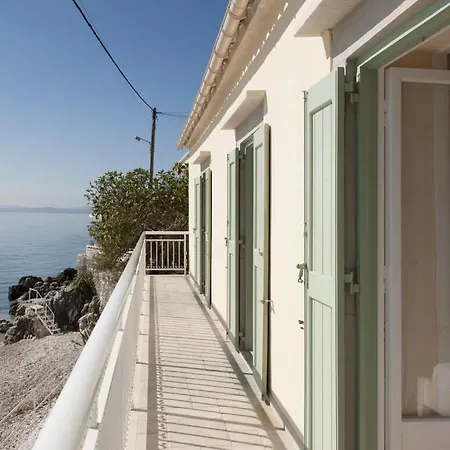 Semesterbostad Beachfront Yellow House Upper Kaminaki