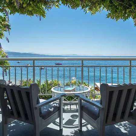 Beachfront Yellow House Upper Kaminaki Semesterbostad