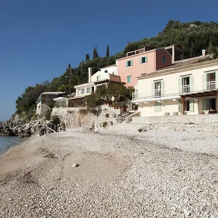 Beachfront Yellow House Upper Kaminaki Semesterbostad *