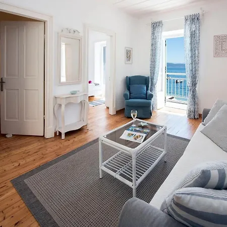 Semesterbostad Beachfront Yellow House Upper Kaminaki