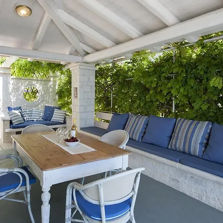 Semesterbostad Beachfront Yellow House Upper Kaminaki *