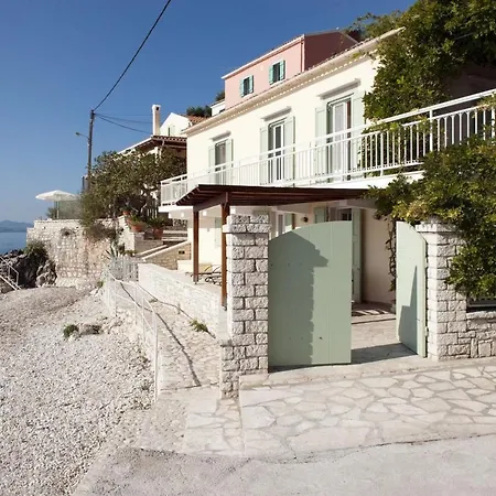 Semesterbostad Beachfront Yellow House Upper Kaminaki Katávolos