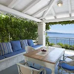 Beachfront Yellow House Upper Kaminaki * Katavolos